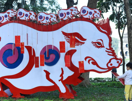 Hanoi Streets Find Different Ways To Make Tet Glitter