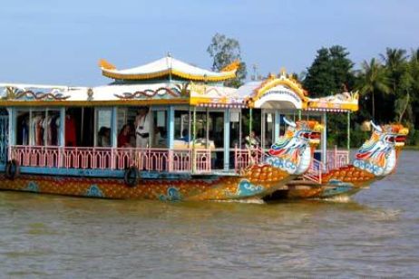 Take a cruise along Huong river