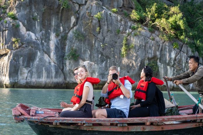 CONG DO – VUNG VIENG VILLAGE – HALONG - HANOI