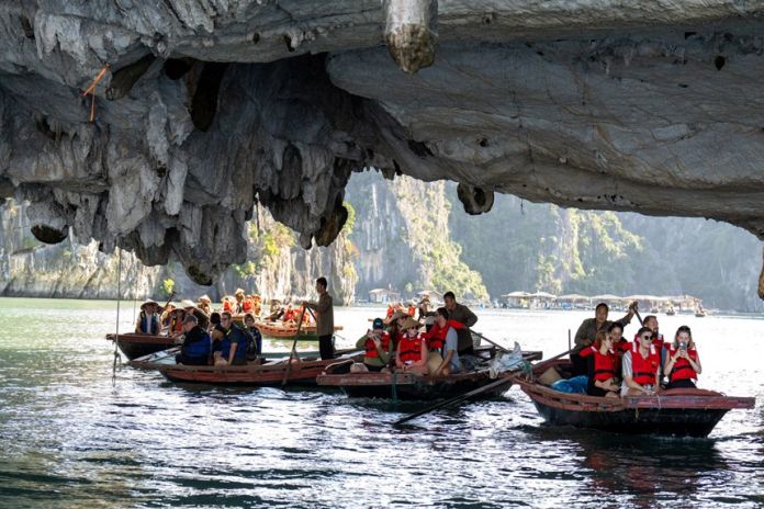 CONG DO – VUNG VIENG VILLAGE – HALONG - HANOI