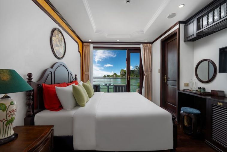 Executive-balcony-King-bed