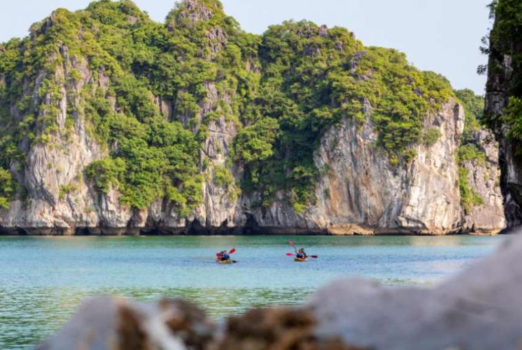 6-(1).-Activities---Kayak---Indochine-Premium---Halong-Bay