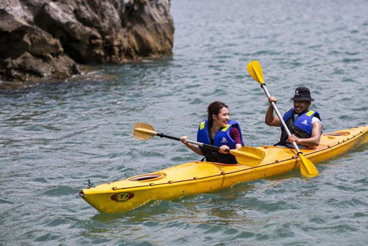 6-(2).-Activities---Kayak---Indochine-Premium---Halong-Bay
