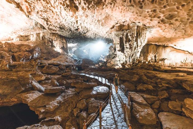 6.-Activities---Sung-Sot-Cave---Indochine-Premium---Halong-Bay