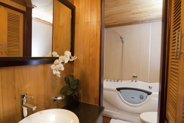 Bathroom Suite Cabin